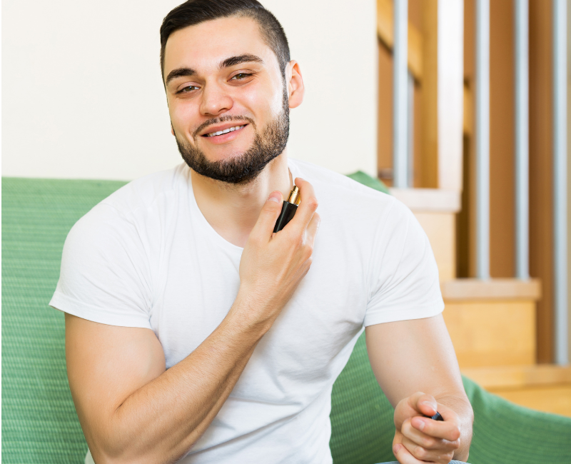 como ponerte o aplicarte un perfume para que te dure más